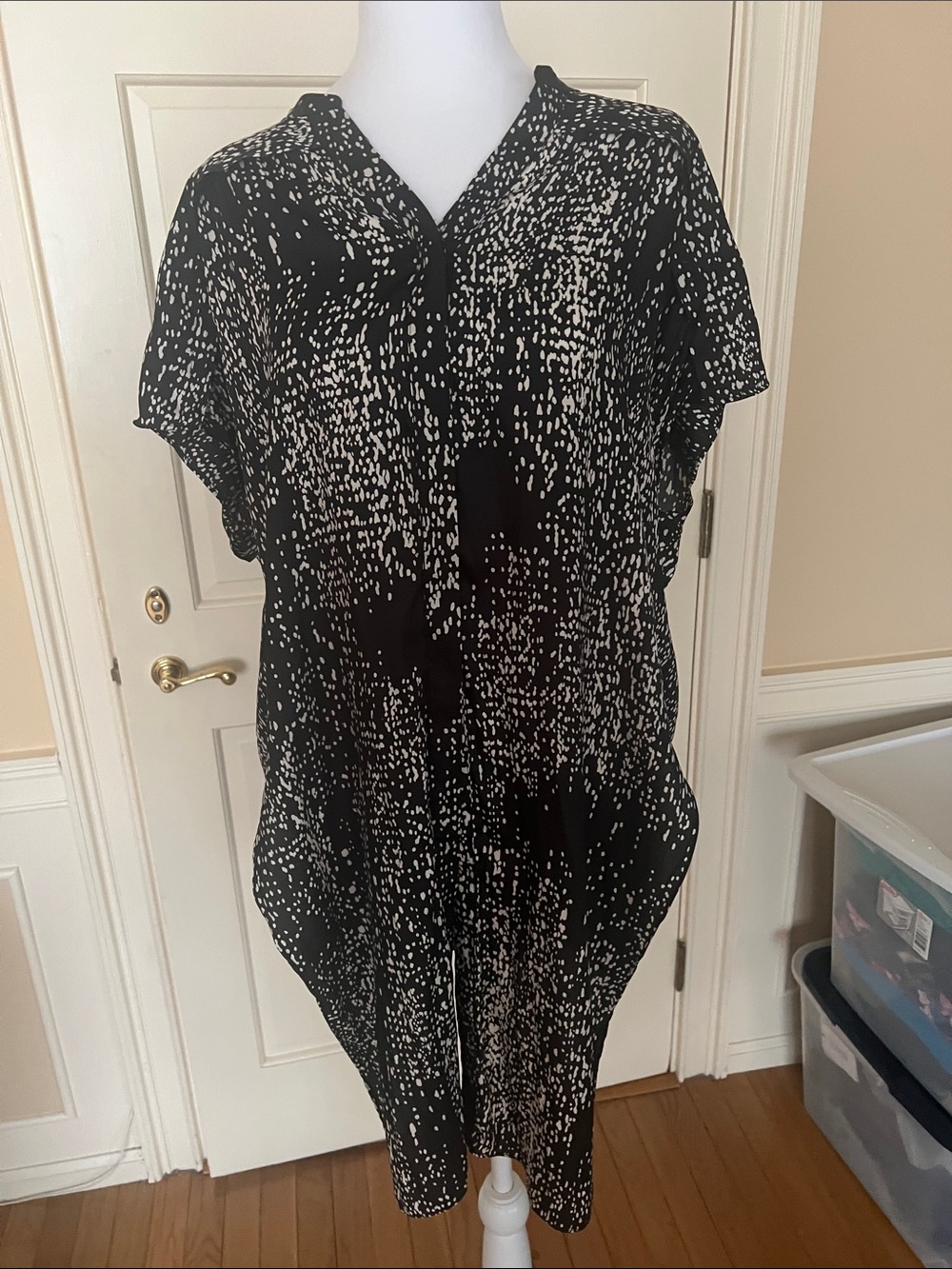 H by Halston Black and White Printed V-Neck Blouse